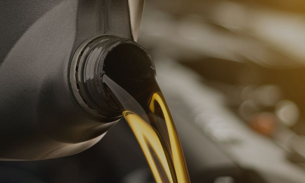 Olej przepracowany wlewany do pojemnika, symbolizujący proces zbierania i przetwarzania olejów odpadowych.