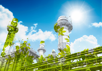 Przemysłowa instalacja z zielonymi liśćmi i słońcem, symbolizująca ekologiczną transformację i zrównoważony rozwój z EKOKONSULT.