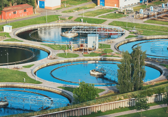 Oczyszczalnia ścieków – przykładowy obiekt wymagający odnowienia pozwolenia wodnoprawnego. EKOKONSULT wspiera firmy w uzyskaniu wymaganych dokumentów.