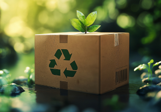 Kartonowe pudełko z symbolem recyklingu i rośliną, na ekologicznym tle.