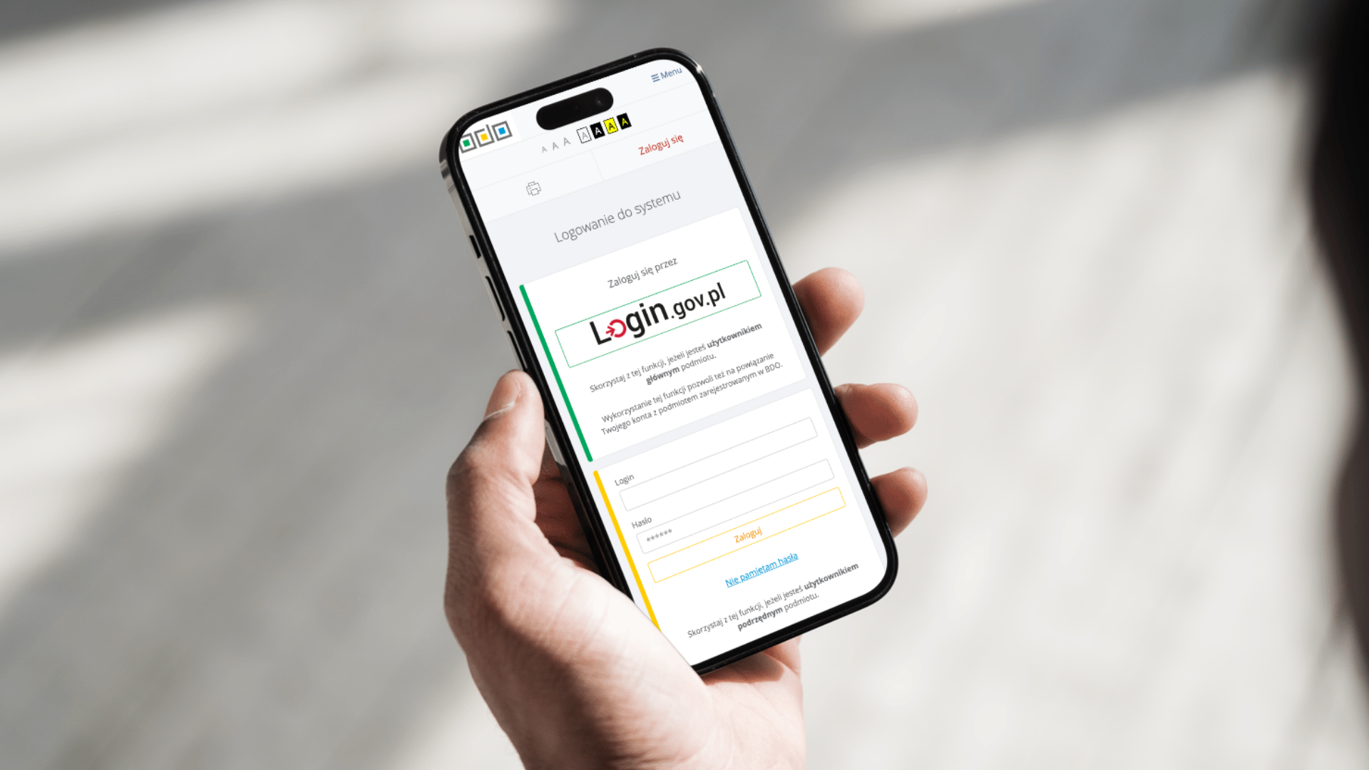 Osoba logująca się do systemu BDO przez login.gov.pl na ekranie telefonu.