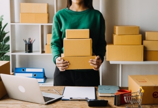Brązowe kartony z naklejonymi etykietami adresowymi przygotowane do wysyłki w magazynie fulfillment. Zdjecie ilustruje odpady opakowaniowe z Grupy 15, które w logistyce e-commerce podlegają ewidencji BDO po przekroczeniu limitu 500 kg rocznie.